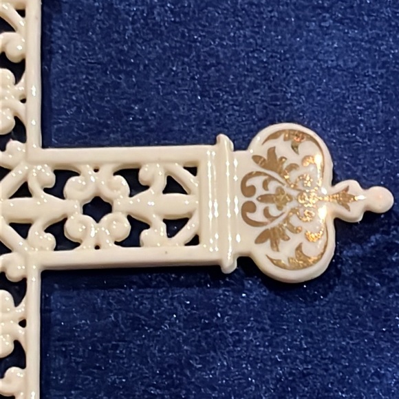 LENOX Pierced Gold Cross Ornament 5" - Picture 7 of 11